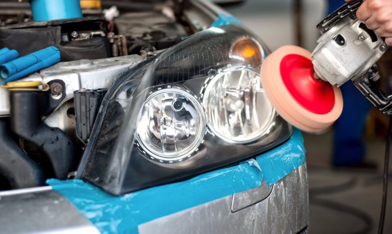 Comment nettoyer les phares opaques du voiture avec du dentifrice 